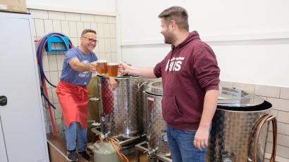 Bild: Robert Dotzauer
Anstoßen auf die neue Bierkultur in Vorbach: Symbolisch eröffneten Mike Dietz (links) und Nicolai Mosch mit einem Probetrunk den Start der kleinen Dorfbrauerei im alten Feuerwehrhaus.