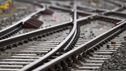 Bild: Hendrik Schmidt/dpa
Für die Nutzung der Schieneninfrastruktur müssen Verkehrsunternehmen Geld an die DB InfraGo zahlen. (Archivbild)