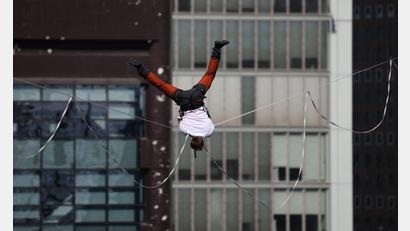 Bild: Kim Hong-ji/Reuters Pool/AP/dpa
Schwindelfrei: Der Slackliner Jaan Roose zeigt in Seoul in mehr als 100 Meter über dem Boden sein Können.