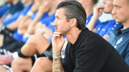 Archivbild: Gerhard Büttner
SpVgg-SV-Trainer Michael Riester wird am Freitagabend im Heimspiel gegen Aschaffenburg nicht auf der Bank, sondern auf der Tribüne sitzen. Aufgrund einer Gelb-Roten Karte zuletzt in Regensburg darf er nicht vom Spielfeldrand aus coachen.