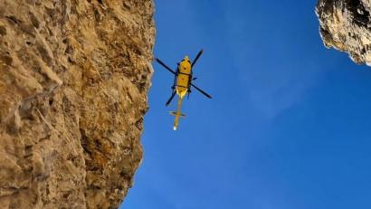 Bild: -/Italienische Bergrettung/dpa
Einsatzkräfte bargen den Leichnam mit einem Polizeihubschrauber. (Symbolbild)