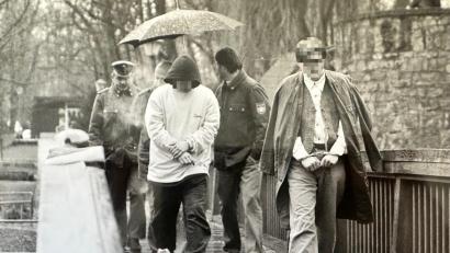 Archivbild: Alexander Unger
In Begleitung von Polizisten werden die beiden Täter bei einer Tatortbegehung zurück zum Vilssteg in Amberg gebracht.