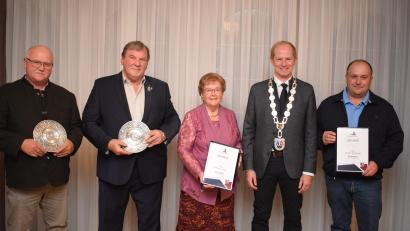 Bild: Richard Braun
Bürgermeister Konrad Kiener (Zweiter von rechts) ehrte (von links) Bernhard Hagn, Georg Schlögl, Anneliese Fiedler und Herbert Mutzbauer. Zwei weitere Geehrte, Christine Mösbauer und Maximilian Geitner, waren verhindert.