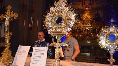 Bild: Helmut Kunz
Stadtpfarrer Markus Schmid (links) und Mesner Alexander Panzer hinter der Michaelsmonstranz.