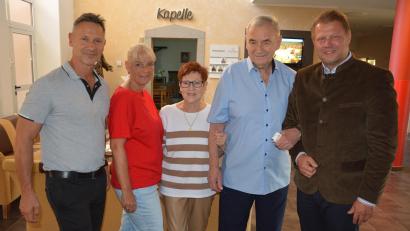 Bild: Josef Rosner
Günter Fritsch (Zweiter von rechts) feierte im "Haus Phönix" seinen 80. Geburtstag. Dazu gratulierten ihm (von links) Sohn Carsten, Schwiegertochter Birgit, Ehefrau Resi und Bürgermeister Stefan Grillmeier (rechts).