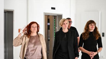 Bild: Sören Stache/dpa
Die Parteivorsitzenden Bettina König (SPD, l-r), Nina Stahr (Bündnis 90/Die Grünen) und Kerstin Wolter (Die Linke) und andere Politiker haben sich erstmals nach der Wahl im Drei-Parteien-Format getroffen.