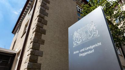 Archivbild: Armin Weigel/dpa
Vor dem Landgericht Deggendorf beginnt ein Dreifachmordprozess.