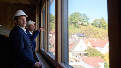Bild: Marijan Murat/dpa
Klingbeil schaut sich an, wo mit Geld aus seinem Sondervermögen gebaut wird. (Archivbild)
