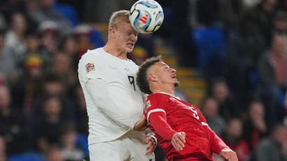 Bild: Kin Cheung/AP/dpa
Erling Haaland (links) blieb diesmal ohne Tor.