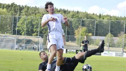 Archivbild: Hubert Ziegler
Jakob Pilhöfer (links) und der SV Raigering sind bislang die Überraschung der Saison in der Bezirksliga Nord. Nun fordert der starke Aufsteiger den Tabellenführer.