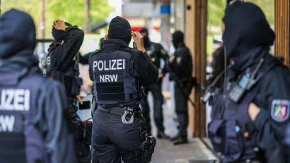 Bild: Christoph Reichwein/dpa
Mehr als 140 Objekte waren durchsucht worden, 14 Haftbefehle wurden vollstreckt. Die Großrazzia richtete sich dabei gegen ein Geldwäsche-Netzwerk, das eng auf die Zusammenarbeit mit den „Hells Angels“ setzte.