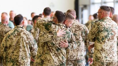 Bild: Michael Matthey/dpa
Soldaten umarmen sich nach ihrer Rückkehr aus dem Irak.