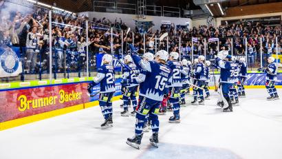 Bild: Tobias Neubert
Auf diese Symbiose wird es am Freitagabend ankommen: Die Blue Devils Weiden empfangen die Eisbären Regensburg zum DEL2-Derby und benötigen dafür die lautstarke Unterstützung von den Rängen.
