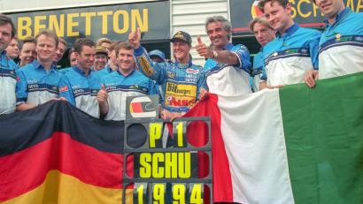 Bild: Harry Melchert/dpa
Michael Schumacher (M) jubelt mit seinem Benetton-Team über seinen WM-Titel 1994. (Archivbild)