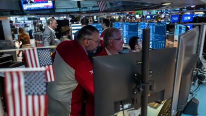 Bild: Yuki Iwamura/AP/dpa
Händler an der Wall Street: In den USA steigen die Renditen von Staatsanleihen immer mehr an.(Archivbild)