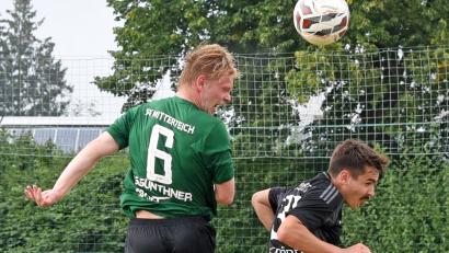 Archivbild: Rudi Gebert
Der SV Mitterteich empfängt am Samstag die SpVgg Oberkotzau. Simon Günthner (links, im Spiel gegen den FC Fichtelgebirge/4:0) ist nach seiner Rot-Sperre wieder spielberechtigt.