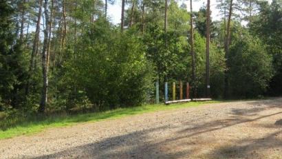 Bild: Kriminalpolizei Amberg
Auf diesem Parkplatz direkt neben dem Edelsfelder Sportplatz haben am Samstag, 5. September, drei Unbekannte auf einen 21-Jährigen mit einer Paintball-Pistole geschossen. Er wurde dabei an den Augen schwer verletzt. Die Kriminalpolizei hat bislang keine Hinweise zur Tat bekommen, obwohl nebenan ein Fußballspiel stattfand.