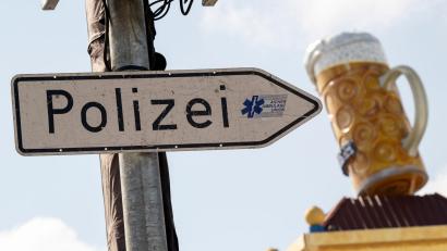 Bild: Peter Kneffel/dpa
Die Polizei nahm den Sicherheitsmitarbeiter vorläufig fest und brachte ihn zur Wiesnwache. (Symbolbild)