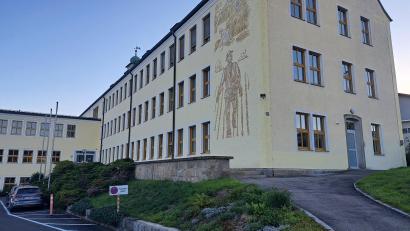 Bild: Rudolf Hirsch
Das aus den 1950er-Jahren stammende Gebäude der Landwirtschaftsschule Nabburg soll barrierefrei werden.