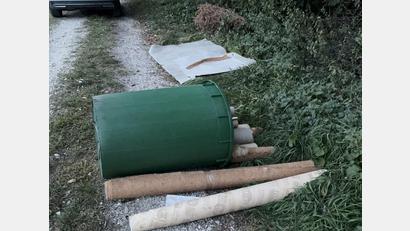 Symbolbild: PI Schwandorf, PHKin Hirmer
Die Polizeiinspektion Schwandorf sucht den Verursacher dieser illegalen Müllablagerung an einem Feldweg nahe der B 85.