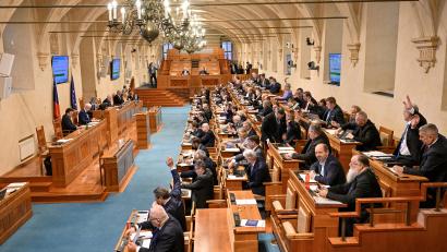 Symbolbild: Šimánek Vít/CTK/dpa
Ein Blick in den tschechischen Senat in Prag: Am 9. und 10. Oktober werden 27 der 81 Senatoren neu gewählt.
