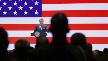 Bild: Alex Wong/Pool Getty Images North America/AP/dpa
Hegseths verteidigt vor Militärs bereits erfolgte Veränderungen - und kündigt weitere an.