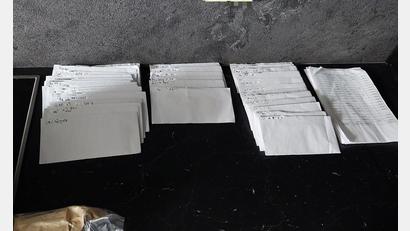 Bild: ---/Bundespolizei Berlin/dpa
Bei Durchsuchungen fanden Fahnder Geldscheine in Briefumschlägen einsortiert - bereit zur Auszahlung an die Arbeitnehmerinnen und Arbeitnehmer. (Handout)