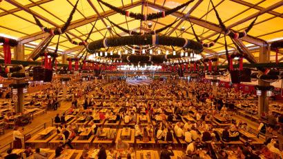 Bild: Sven Hoppe/dpa
In der Ratsboxe des Schottenhamel-Festzelts haben die Stadtratsfraktionen traditionell Tische. (Archivfoto)
