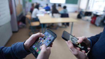 Symbolbild: Marcus Brandt/dpa
Tiktok, Instagram und Co. gehören für die meisten Jugendlichen zum Alltag. Doch es gibt Risiken, die soziale Medien mit sich bringen können.