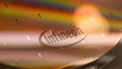 Bild: Peter Kneffel/dpa
Ein Infineon-Wafer - diese zu zerteilen und weiterzuverarbeiten ist Aufgabe von Backend-Fabriken wie der in Thailand. (Archivbild)
