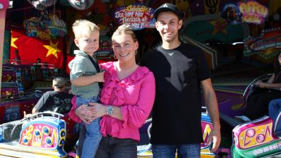 Bild: Lukas Büchold
Die Familie Steffen mit Sohn Fredy. Mutter Sammy und Vater Philip betreiben die Disco-Bahn auf der Amberger Herbstdult.