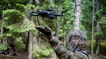 Archivbild: Kay Nietfeld/dpa
Ein Bundeswehrsoldat startet eine Aufklärungsdrohne.