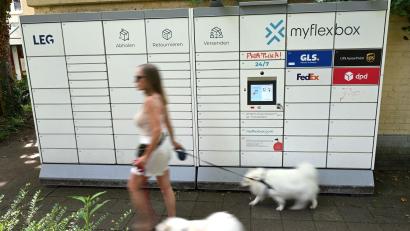 Bild: Wolf von Dewitz/dpa
Myflexbox-Automat an einem Düsseldorfer Mietshaus im Juni 2026.