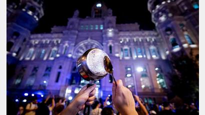 Bild: A. Pérez Meca/EUROPA PRESS/dpa
Demonstranten in Spanien fordern bezahlbaren Wohnraum.