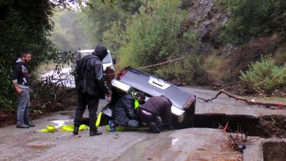 Bild: InTime News/AP/dpa
Auf Kreta führen Unwetter zu Überschwemmungen und Straßenschäden.