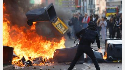 Bild: Jean-Francois Badias/AP/dpa
Tausende Menschen wurden bei den Protesten bereits festgenommen. (Archivbild)
