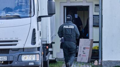Bild: Jens Büttner/dpa
Im Rahmen von Ermittlungen zur mutmaßlichen Verbreitung von Nazi-Musik durchsuchen zahlreiche Polizisten Objekte.