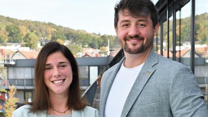 Bild: Nadine Meier/ZV KVS Oberpfalz
Die bisherige Geschäftsführerin Simone Schwarz und ihr Nachfolger Maximilian Köckritz, der auch einer ihrer Vorgänger war.