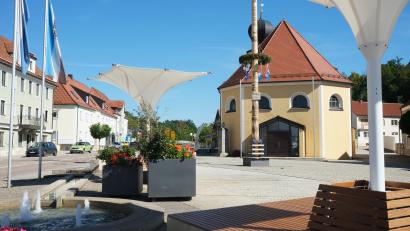 Bild: Rudolf Hirsch
Mit Grün, Wasser und sonnengeschützten Sitzgelegenheiten erhöht die Gemeinde Wernberg-Köblitz die Aufenthaltsqualität auf dem Marktplatz. Im Hintergrund die Kirche St. Anna.