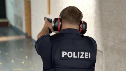 Bild:  Dominik Hopperdietzel
Beim Schießtraining der Polizei Sulzbach-Rosenberg geht es für die Polizeischüler vor allem um eins: Respekt vor der Waffe.