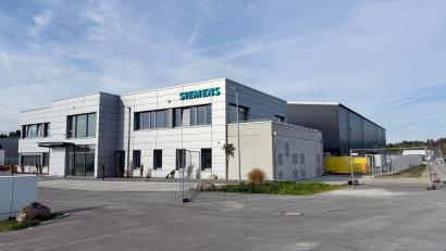 Bild: Gabi Schönberger
Die neue Batteriefabrik von Siemens-Mobility in Luhe-Wildenau direkt neben der A93 nimmt Formen an.