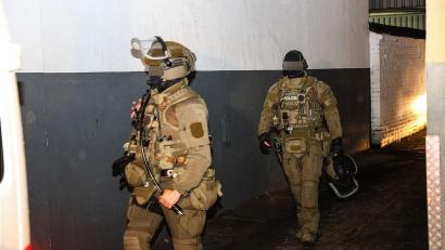 Bild: Alex Talash/dpa
SEK-Beamte waren am Donnerstagabend in Hagen im Einsatz.