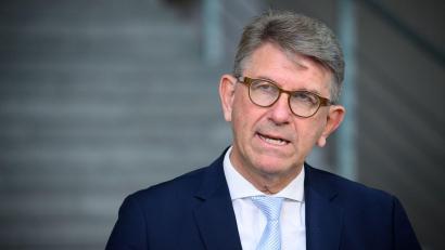 Bild: Bernd von Jutrczenka/dpa
Ein gutes halbes Jahr nach dem Streit über die Vergabe des Buchhandlungspreises ließ Kulturstaatsminister Wolfram Weimer (parteilos) eine Chronologie des Verfahrens veröffentlichen. (Archivbild)