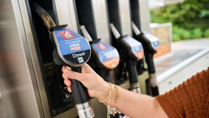 Bild: Sina Schuldt/dpa
Seit dem 1. Oktober gilt für Benzin und Diesel, die Tanklager und Raffinerien verlassen, ein Steuernachlass von 16,7 Cent pro Liter.
