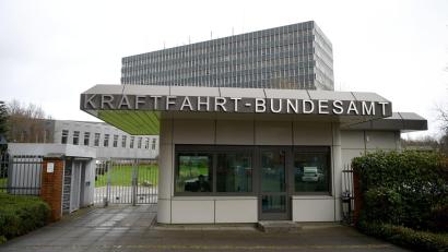 Bild: Carsten Rehder/dpa
Das Kraftfahrt-Bundesamt in Flensburg. Nach Rückrufen bei VW, Audi und Seat ist nun auch Skoda betroffen. (Archivbild)