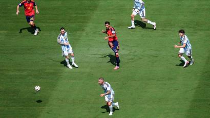 Bild: Martin Rickett/PA Wire/dpa
Spaniens Rodri spielt im WM-Finale einen Pass an den argentinischen Gegenspielern vorbei. (Archivbild)