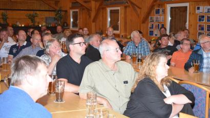 Bild: Richard Braun
Mit großem Interesse verfolgten zahlreiche Bürgerinnen und Bürger die Bürgerversammlung der Gemeinde Schwarzach, die dieses Mal in der Johannihütte in Weiding sasttfand.