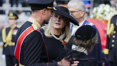 Bild: Paul S. Amundsen/Pool NTB/AP/dpa
Die norwegische Königin Mette-Marit (Mitte) kann ihren Mann Königin Haakon VIII. (links) nicht zur Eröffnung des Parlaments begleiten. Hier sind die beiden am Tag der Trauerfeier für den Ende August gestorbenen König Harald V. zu sehen. (Archivbild)