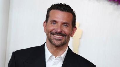 Bild: Jordan Strauss/Invision via AP/dpa
Bradley Cooper dreht derzeit noch mit „Barbie“-Star Margot Robbie. (Archivbild)