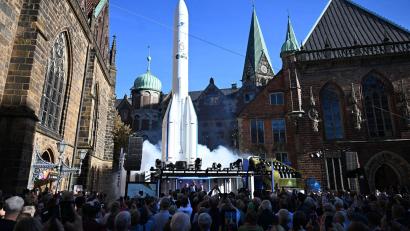 Bild: Sina Schuldt/dpa
Das Bürgerfest begann mit einem symbolischen Raketenstart.